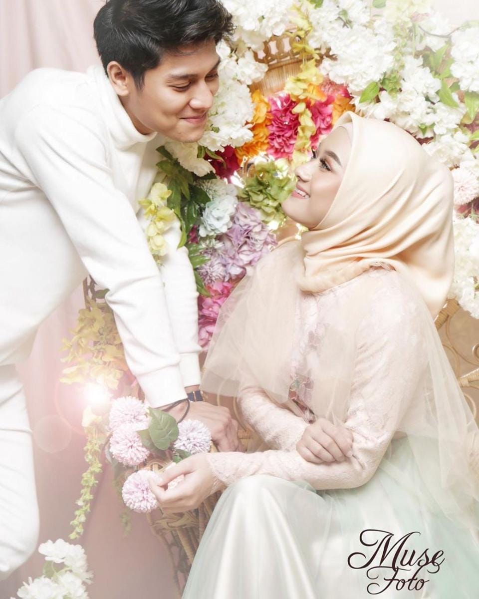 1128206-1000xauto-7-gaya-pemotretan-rizky-billar-dinda-hauw-ini-bak-prewedding.jpg