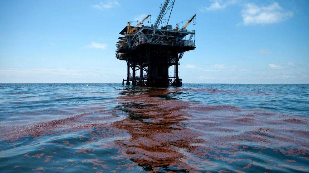 Tumpahan minyak di laut