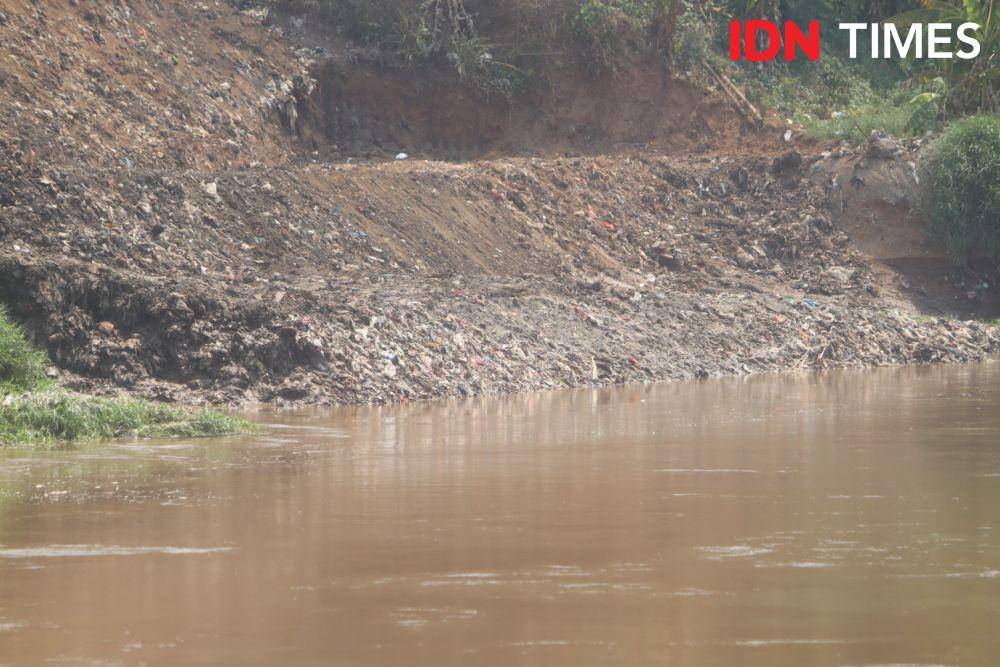 TPA Cipeucang, Sampah, sungai Cisadane