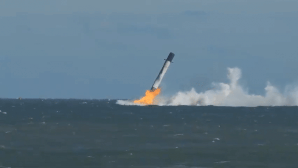 Falcon 9 saat mendarat di samudera Atlantik tahun 2015. techspot.com