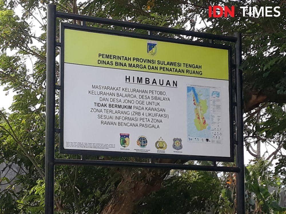 (Papan imbauan agar masyarakat tak lagi bermukim di Petobo, Palu, Sulawesi Tengah) IDN Times/Margith Juita Damanik