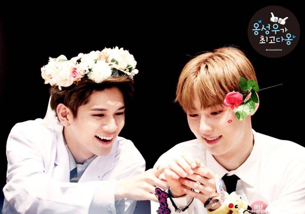 Jadi Trending, Ini 11 Potret Keakraban Hwang Minhyun NU'EST dan Kim Jaehwan