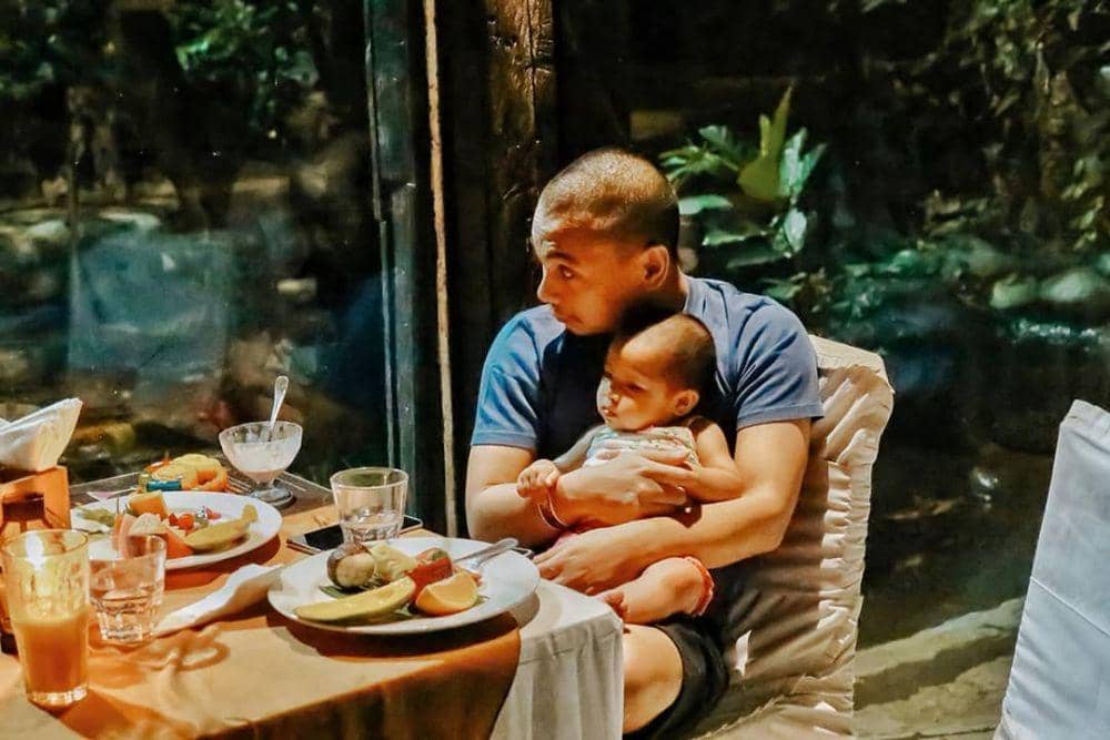 Ajak Alea, 11 Potret Liburan Raditya Dika