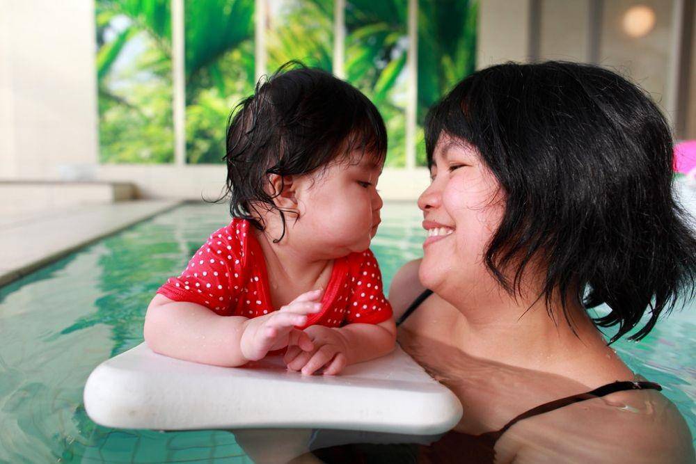 bayi berenang