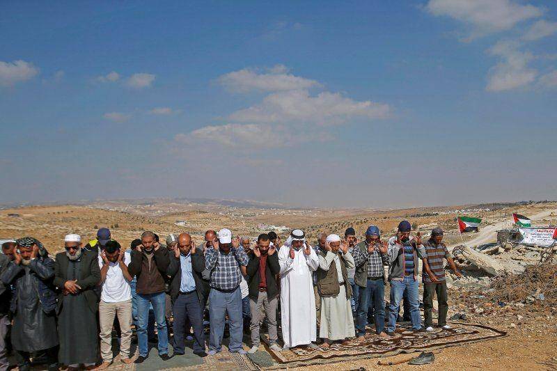 Warga Palestina melakukan solat Jumat saat protes atas pemukiman Yahudi di dekat Yata, Tepi Barat, pada 1 November 2019. ANTARA FOTO/REUTERS/Mussa Qawasma