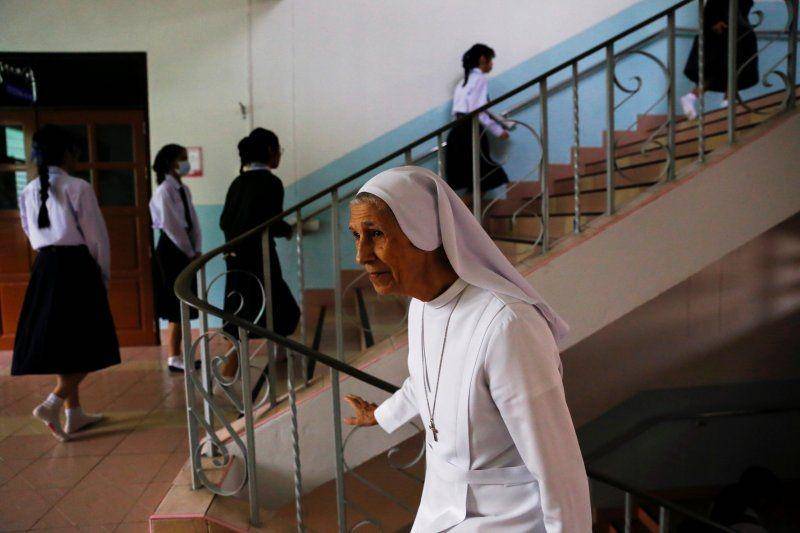 Suster Ana Rosa Sivori berjalan bersama murid di St. Mary School di provinsi Udon Thani, Thailand, pada 24 September 2019. Suster Ana adalah sepupu dari Paus Fransiskus. ANTARA FOTO/REUTERS/Jiraporn Kuhakan