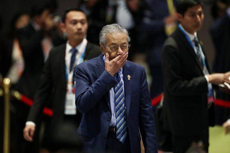 Perdana Menteri Malaysia Mahathir Mohamad tiba untuk sidang pleno KTT ASEAN di Bangkok, Thailand, pada 2 November 2019. ANTARA FOTO/REUTERS/Athit Perawongmetha