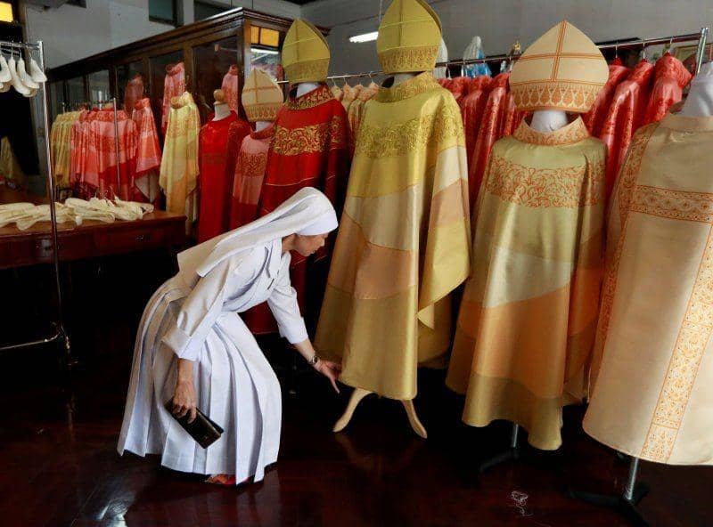 Suster Sukanya Sukchai memperlihatkan chasubles (pakaian luar pendeta) baru untuk Paus Francis di sekolah persiapan Katolik di Bangkok, Thailand, pada 12 November 2019. ANTARA FOTO/REUTERS/Soe Zeya Tun