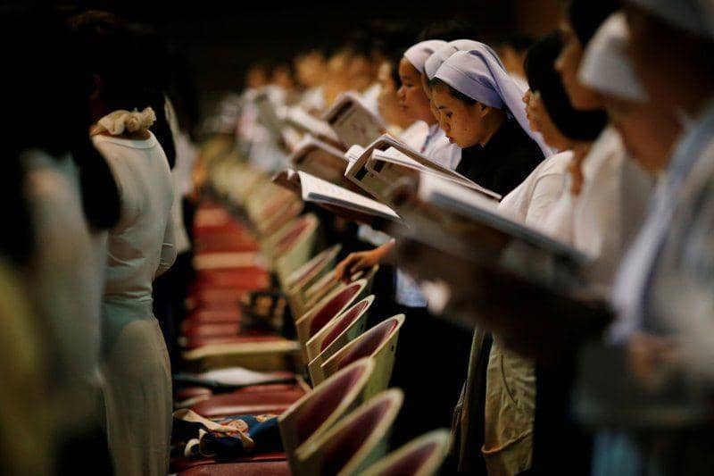 Pelajar berlatih nyanyian paduan suara di sebuah gereja, menjelang kunjungan Paus Fransiskus ke Thailand, di Bangkok, Thailand, pada 17 November 2019. Foto diambil tanggal 17 November. ANTARA FOTO/REUTERS/Soe Zeya Tun