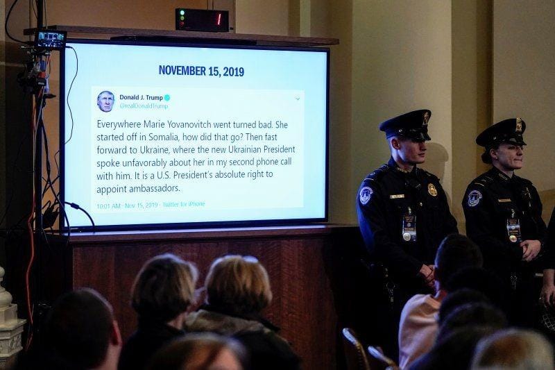 Sebuah cuitan oleh Presiden Amerika Serikat Donald Trump tentang Duta Besar AS untuk Ukraina Marie Yovanovitch ditampilkan saat kesaksiannya sebelum sidang Komite Intelijen Dewan Perwakilan Rakyat yang menjadi bagian tuntutan pemakzulan terhadap Trump di Capitol Hill, Washington, Amerika Serikat, pada 15 November 2019. ANTARA FOTO/REUTERS/Joshua Roberts/Pool