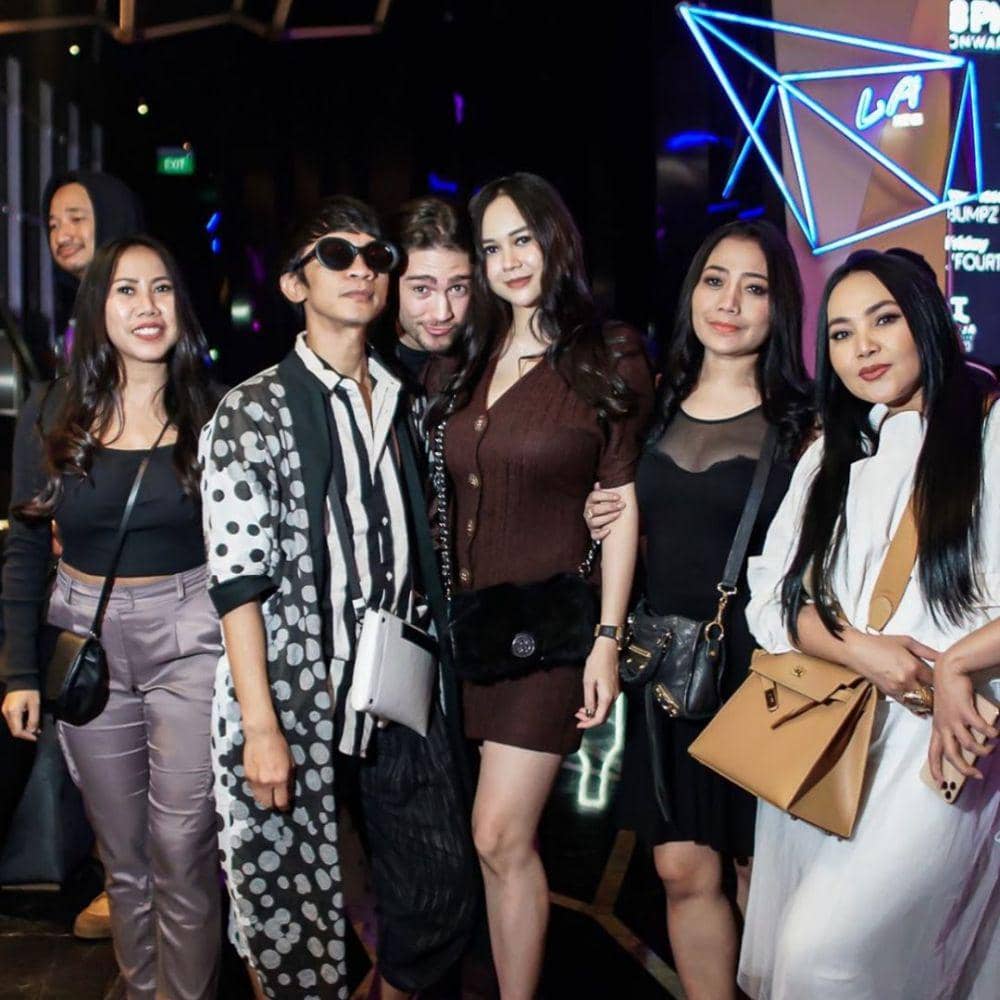 Aura Kasih dan para sahabat