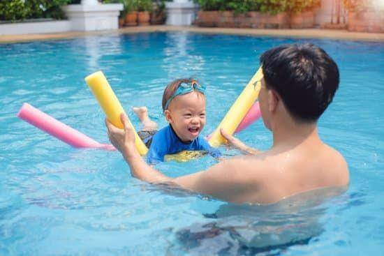 bayi berenang