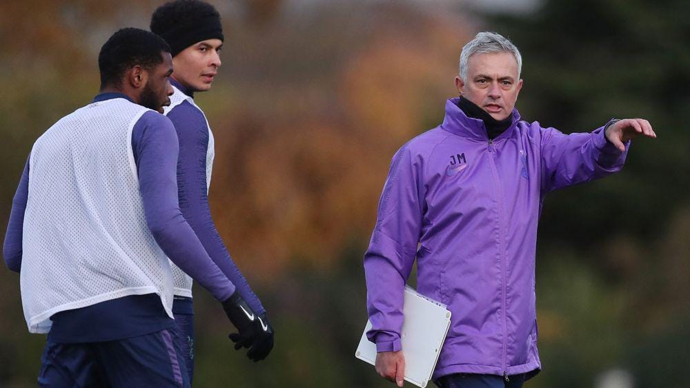 ose Mourinho (kanan) saat memimpin sesi latihan pertama Tottenham Hotspur 20 November lalu. Twitter.com/SpursOfficial
