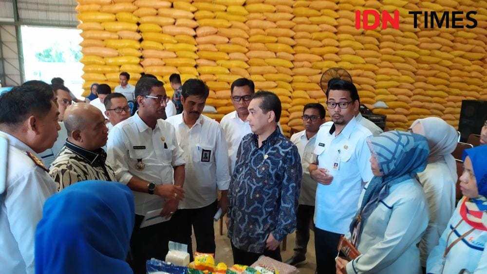 Menteri Perdagangan Agus Suparmanto mengunjungi gudang beras Bulog di Makassar. IDN Times/Aan Pranata