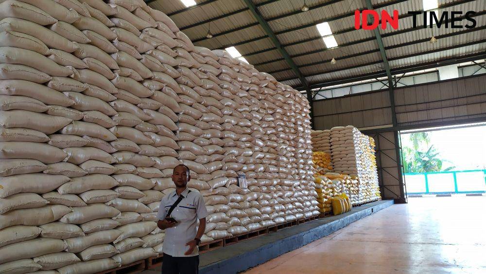 Stok beras di gudang Bulog Sulselbar. (IDN Times/Aan Pranata)