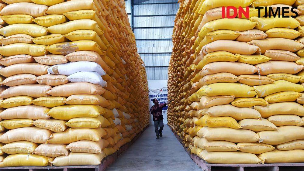Stok beras di gudang Bulog Sulselbar. IDN Times/Aan Pranata