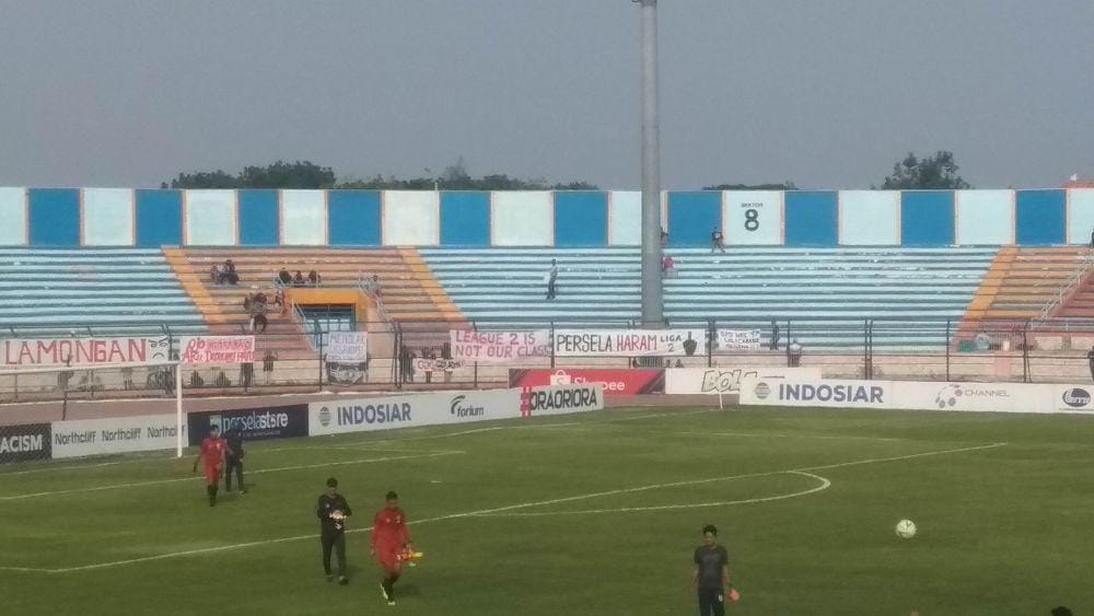 Sepanduk bertuliskan sindiran buat pemain dan manajemen Persela Lamongan terpasang di pagar tribun penonton. IDN Times/Imron