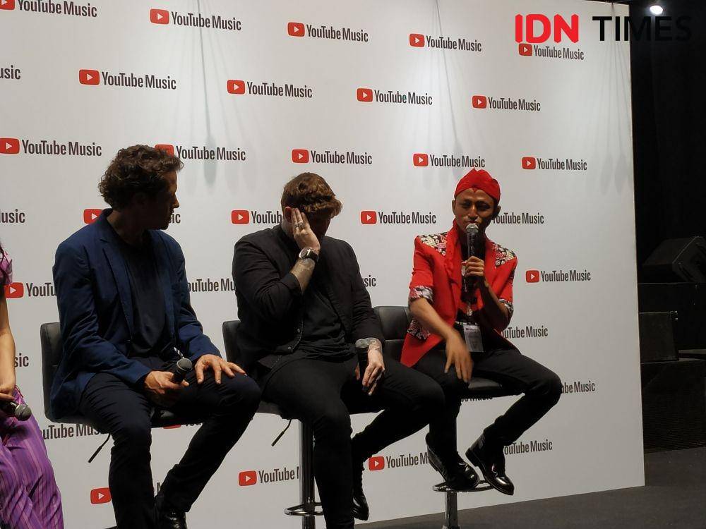 (Kanan) Awan 'Gamelawan' sebagai performance dalam "Journey Into The New World of Musik" di Jakarta. 20 November 2019. IDN Times/Nadia Umara
