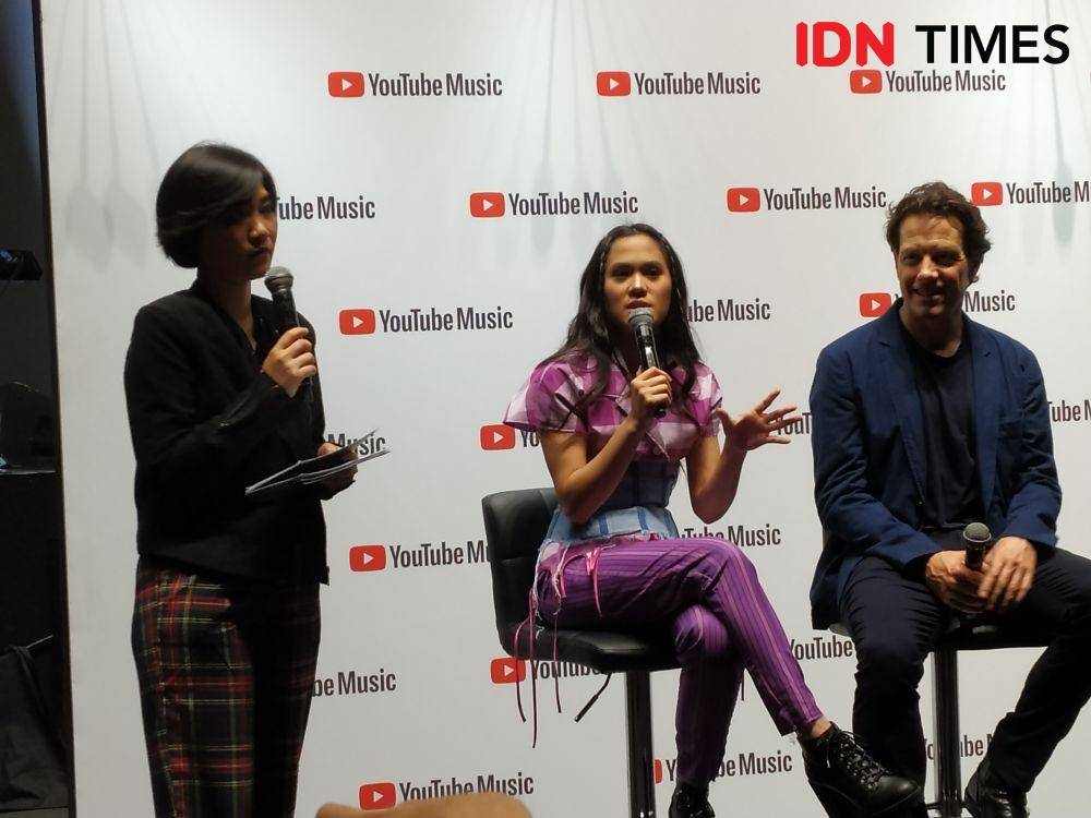 (Tengah) Sheryl Sheinafia sebagai performance dalam "Journey Into The New World of Musik" di Jakarta. 20 November 2019. IDN Times/Nadia Umara