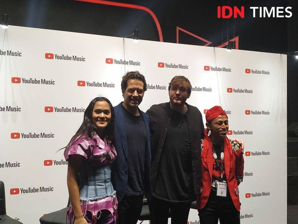 (ki-ka) Sheryl Sheinafia; VP of Product Management YouTube, Adam Smith; James Arthur; Gamelawan dalam "Journey Into The New World of Music di Jakarta. 20 November 2019. IDN Times/Nadia Umara