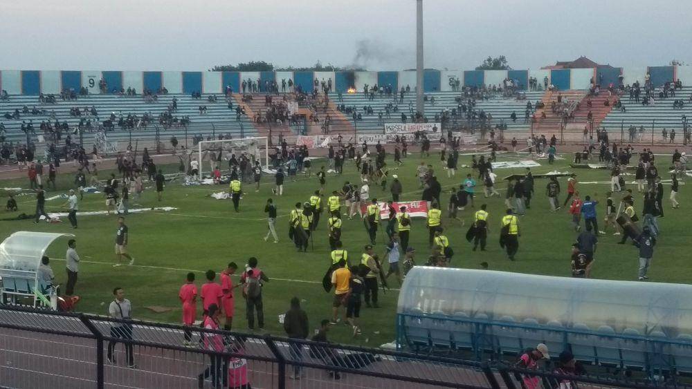 Kecewa ribuan pendukung Persela Lamongan masuk ke dalam stadion. IDN Times/Imron