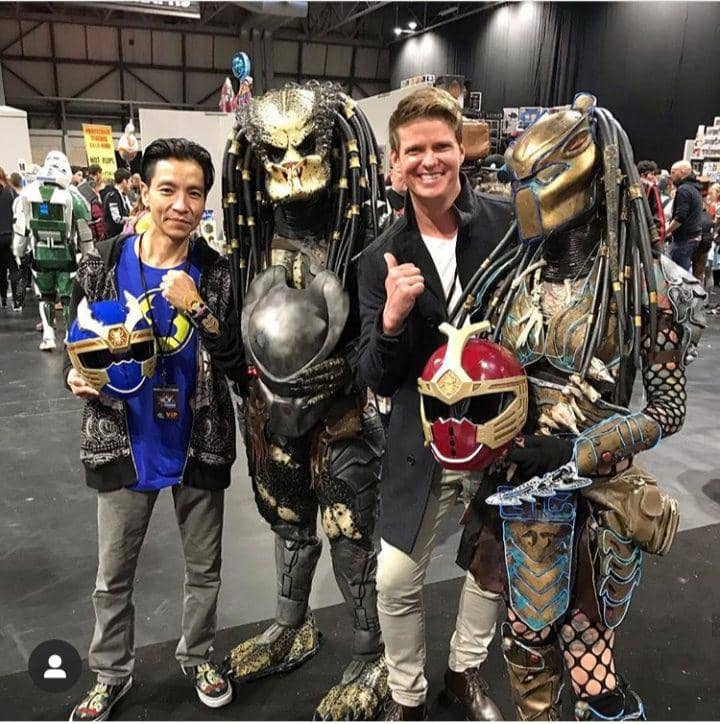 Berfoto bersama musuh Power Rangers