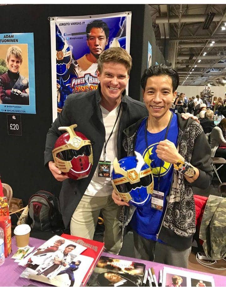 Adam Tuominen sekarang berusia 39 tahun, sedangkan Jorgito Vargas berusia 42 tahun