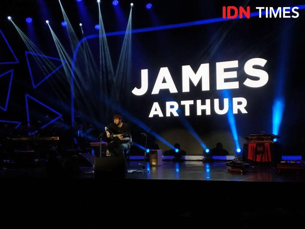 James Arthur tampil dalam acara "Journey Into The New World of Music" di Istora Senayan, Jakarta, pada 20 November 2019. IDN Times/Nadia Umara