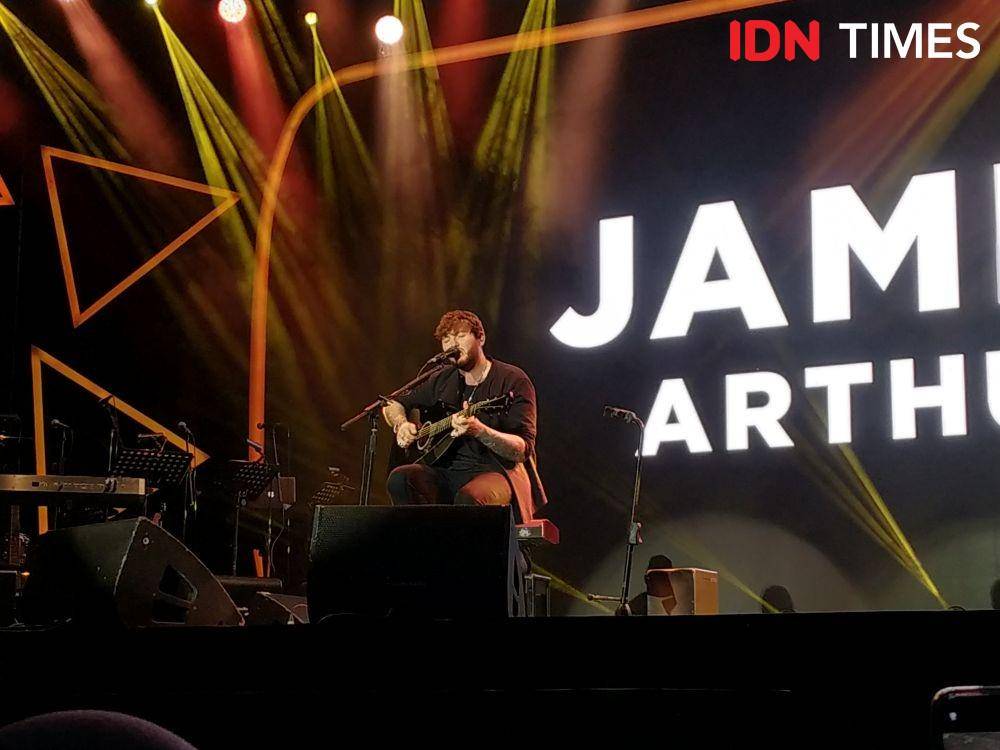James Arthur tampil dalam acara "Journey Into The New World of Music" di Istora Senayan, Jakarta, pada 20 November 2019. IDN Times/Nadia Umara