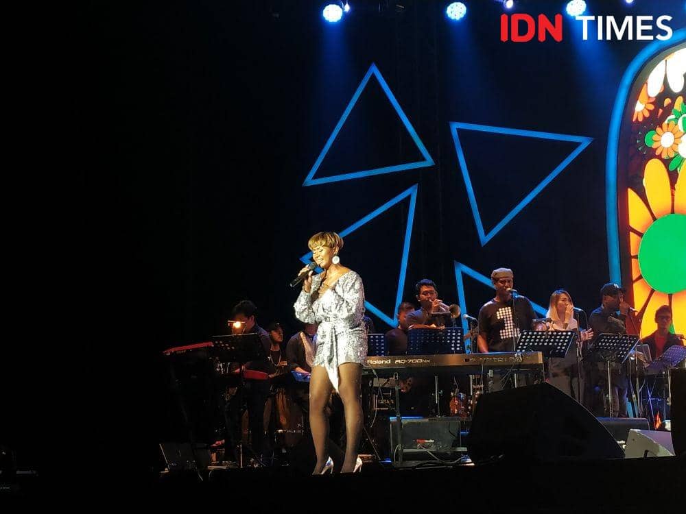 Dira Sugandi saat manggung dalam acara "Journey Into The New World of Music" di Istora Senayan, Jakarta, pada 20 November 2019. IDN Times/Nadia Umara