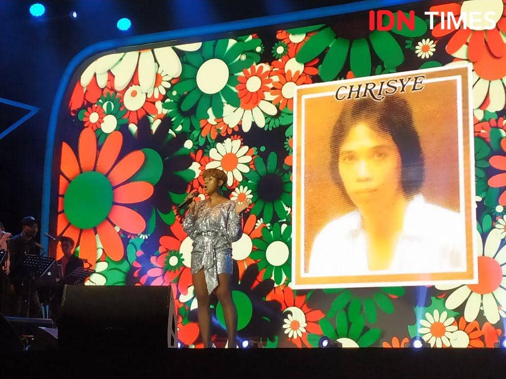 Dira Sugandi saat manggung dalam acara "Journey Into The New World of Music" di Istora Senayan, Jakarta, pada 20 November 2019. IDN Times/Nadia Umara