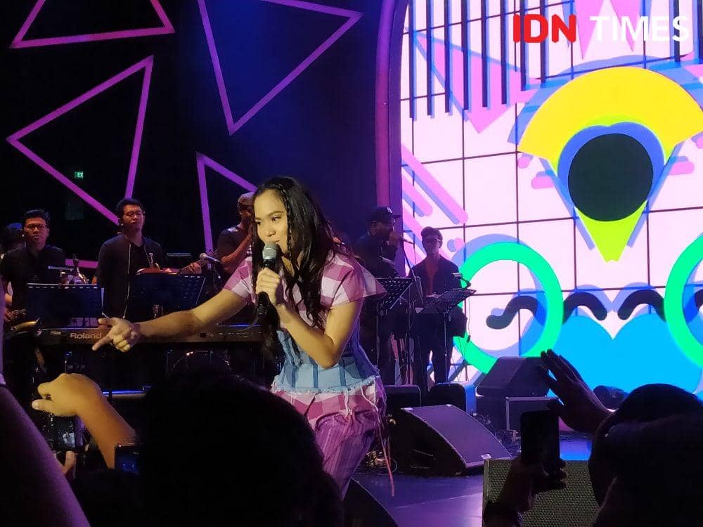 Sheryl Sheinafia saat manggung dalam acara "Journey Into The New World of Music" di Istora Senayan, Jakarta, pada 20 November 2019. IDN Times/Nadia Umara