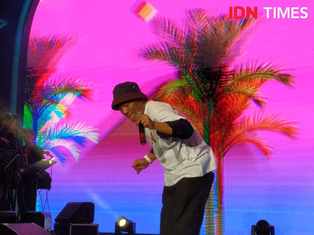 Iwa K saat manggung dalam acara "Journey Into The New World of Music" di Istora Senayan, Jakarta, pada 20 November 2019. IDN Times/Nadia Umara