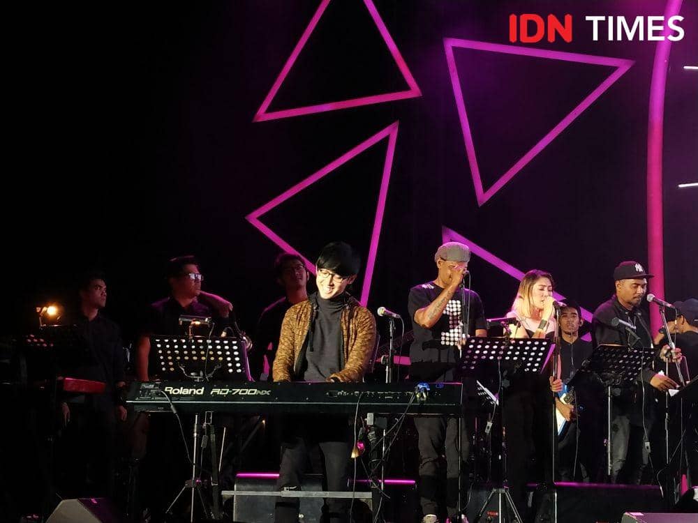 Eka Gustiwana saat manggung dalam acara "Journey Into The New World of Music" di Istora Senayan, Jakarta, pada 20 November 2019. IDN Times/Nadia Umara