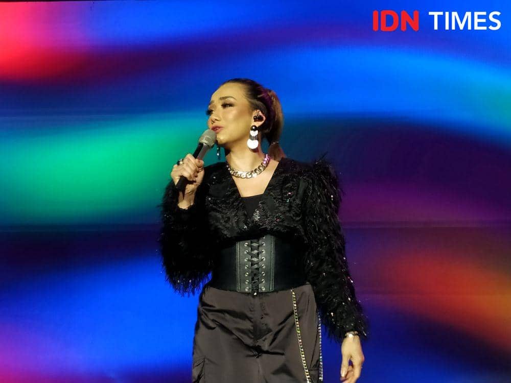 Reza Artamevia saat manggung dalam acara "Journey Into The New World of Music" di Istora Senayan, Jakarta, pada 20 November 2019. IDN Times/Nadia Umara