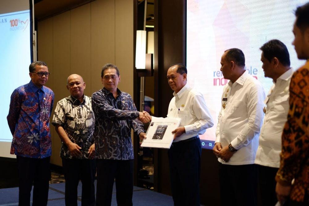 Mendag RI Agus Suparmanto menyerahkan bantuan secara simbolis kepada tiga kabupaten di Hotel The Rinra, Rabu (20/11)/Humas Pemprov Sulsel