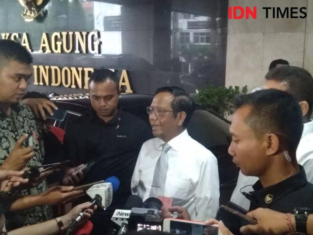 Mahfud MD usai bertemu Jaksa Agung, 20 November 2019 (IDN Times/Axel Jo Harianja)