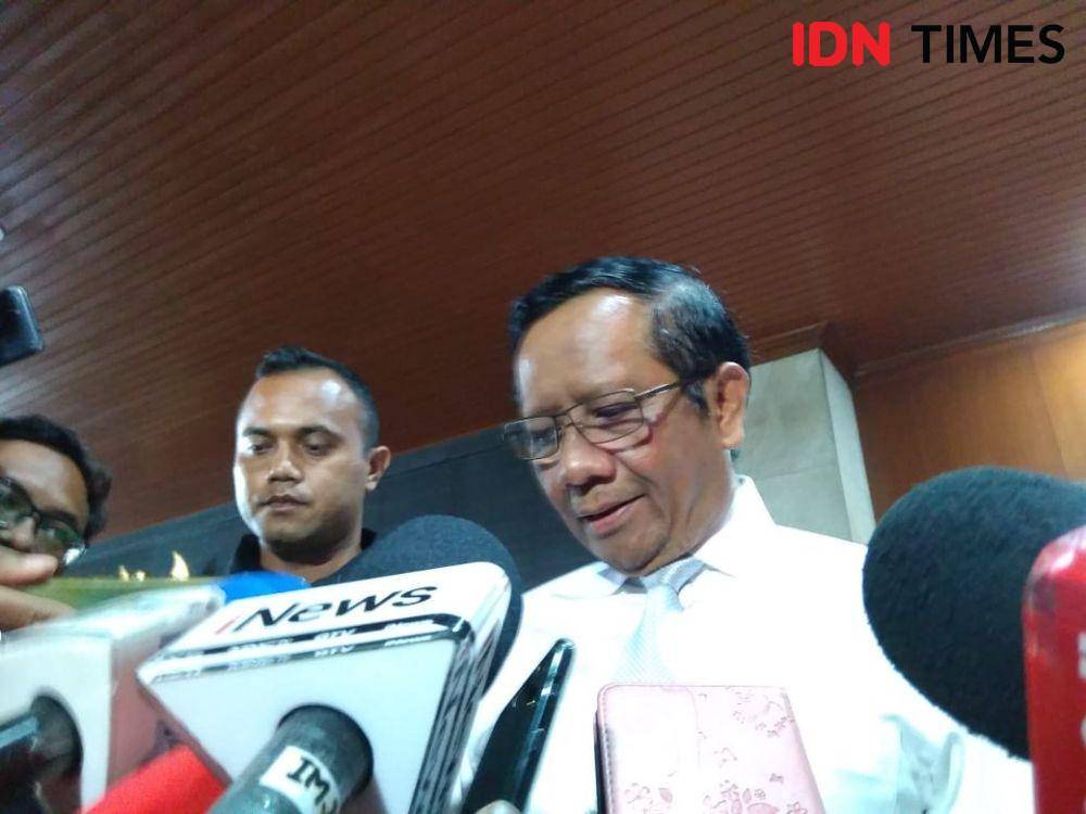 Mahfud MD usai bertemu Jaksa Agung, 20 November 2019 (IDN Times/Axel Jo Harianja)