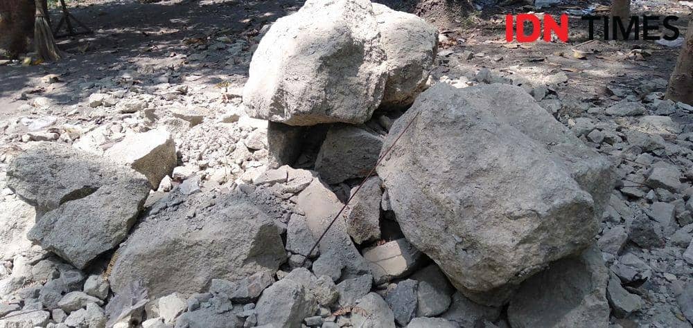 Batu untuk pembangunan talut dengan kualitas buruk. IDN Times/Daruwaskita