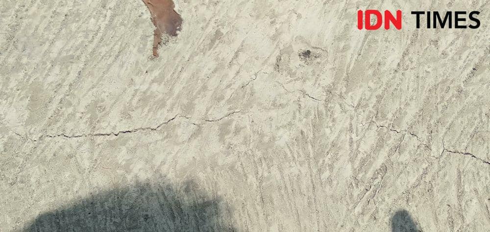 Baru saja mengering, cor blok sudah pecah. IDN Times/Daruwaskita
