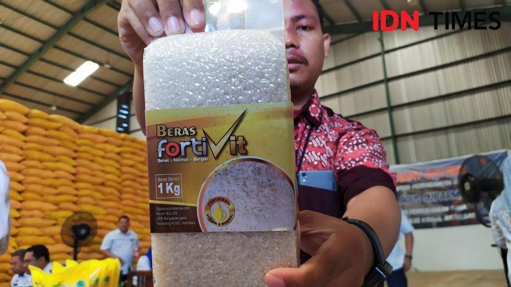 Beras fortifikasi yang diproduksi Perum Bulog. IDN Times/Aan Pranata