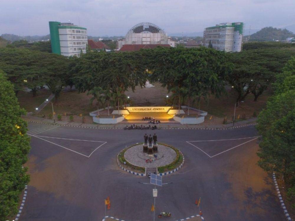 Monumen Triumviraat Universitas Jember difoto dari udara. Instagram/kampusunej