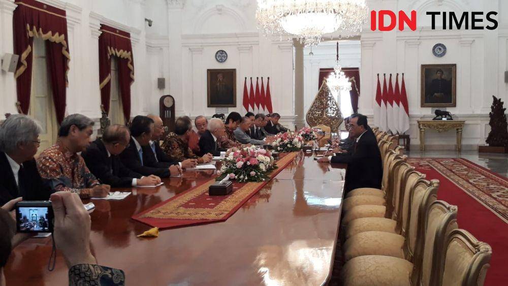 Presiden Jokowi menerima delegasi Japan Indonesia Association (JAPINDA), di Istana Merdeka, Jakarta Pusat, Rabu 20 November 2019 (IDN Times/Teatrika Handiko Putri)