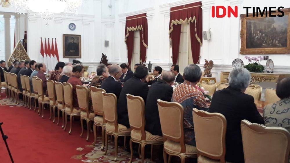 Presiden Jokowi menerima delegasi Japan Indonesia Association (JAPINDA), di Istana Merdeka, Jakarta Pusat, Rabu 20 November 2019 (IDN Times/Teatrika Handiko Putri)