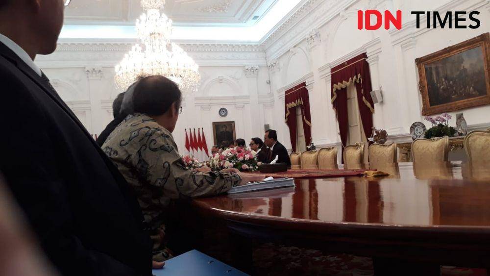 Presiden Jokowi menerima delegasi Japan Indonesia Association (JAPINDA), di Istana Merdeka, Jakarta Pusat, Rabu 20 November 2019 (IDN Times/Teatrika Handiko Putri)