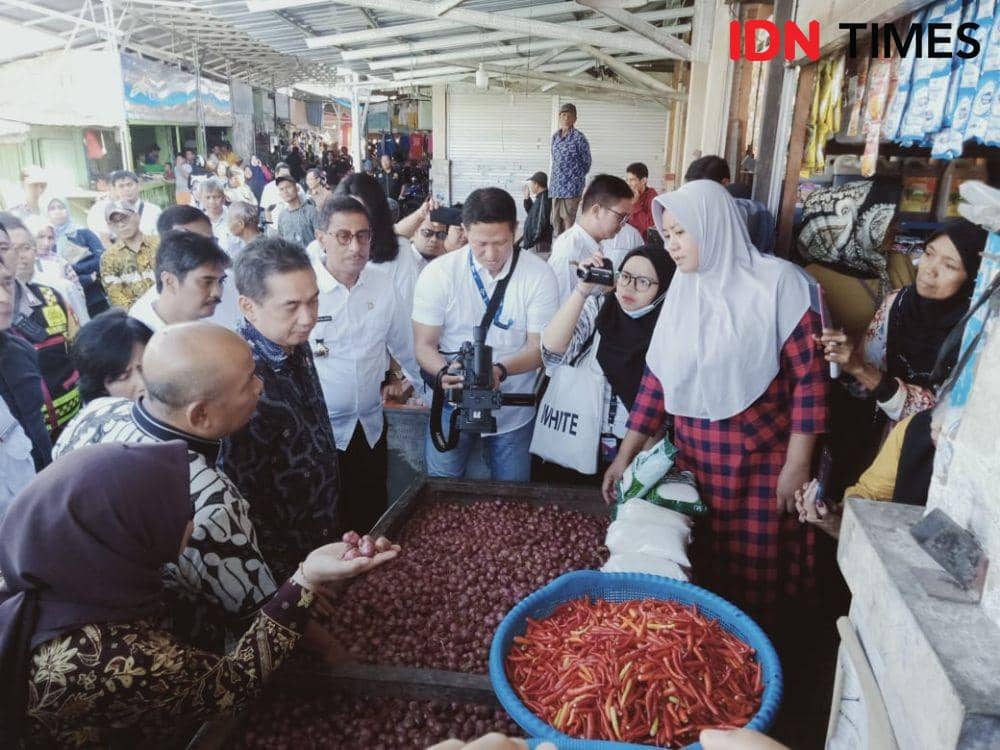 Menteri Perdagangan Agus Suparmanto memantau pasar tradisional di Makassar, Rabu (20/11). IDN Times/Aan Pranata
