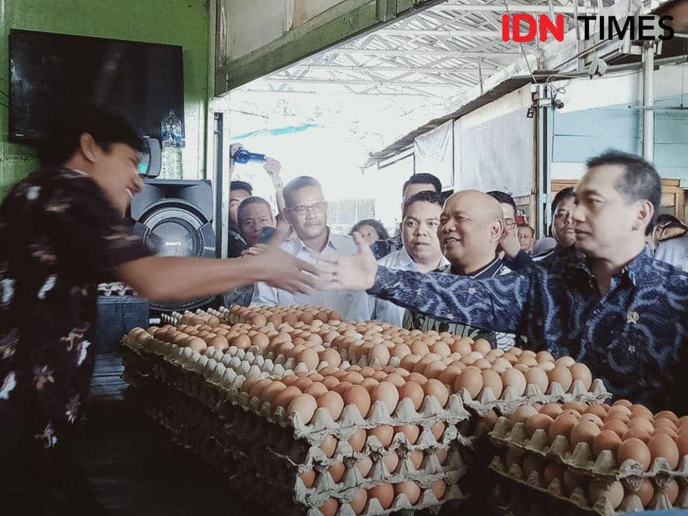Menteri Perdagangan Agus Suparmanto memantau pasar tradisional di Makassar, Rabu (20/11). IDN Times/Aan Pranata