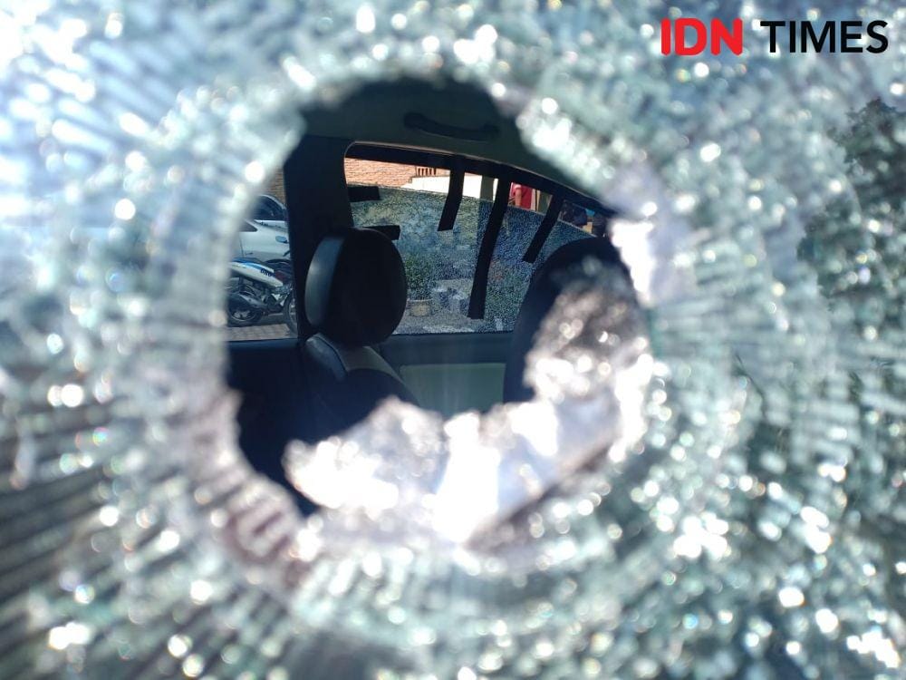 Kaca mobil warga Sibolga berlobang seperti kena tembakan (IDN Times/Gideon Aritonang)