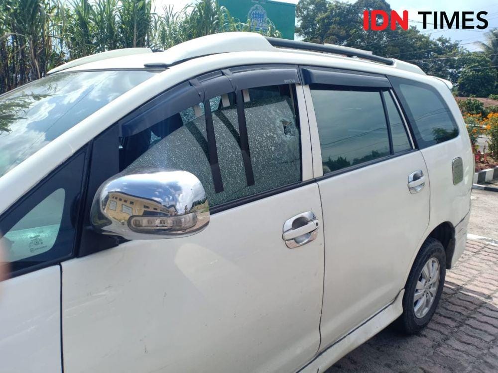Mobil warga sibolga kena tembakan misterius di Jalan Siantar-Parapat (IDN Times/Gideon Aritonang)