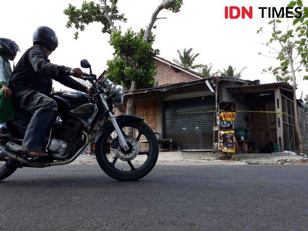 Warga yang melintas melirik rumah terduga teroris di Gunungkidul. IDN Times/Daruwaskita